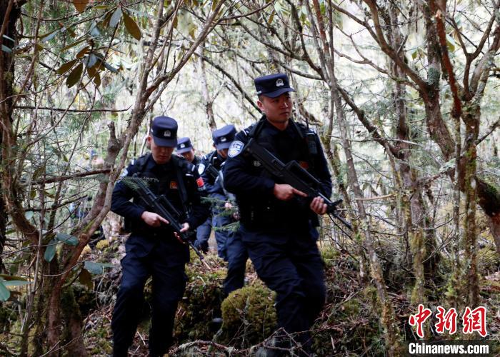 山南邊境管理支隊玉麥邊境派出所民警在邊境原始森林里開展邊境巡邏?！∴嶇?攝