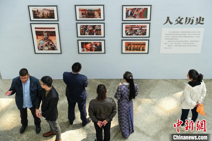 圖為觀眾觀看展覽。