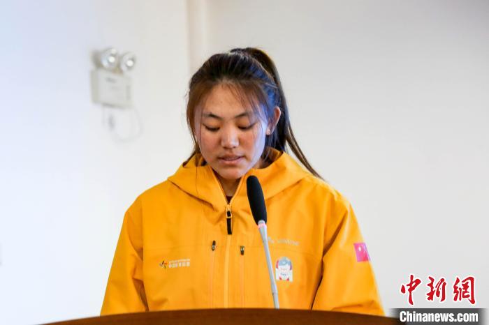 運動員代表擁青拉姆發(fā)言?！∝暣_ 攝