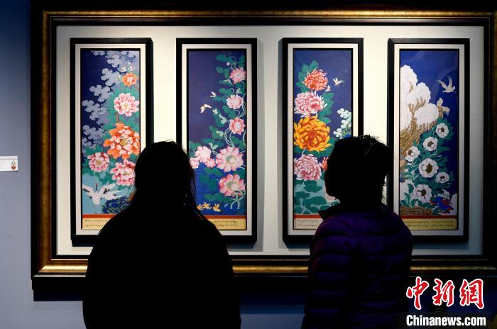 圖為5月16日，觀眾正在欣賞展覽中的新創(chuàng)唐卡作品?！±盍?攝