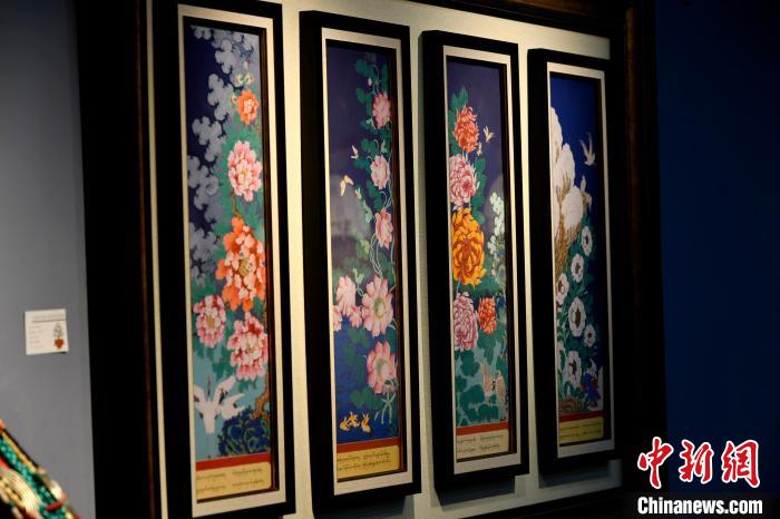 圖為5月16日，展覽中新創(chuàng)唐卡作品《四季花》?！±盍?攝