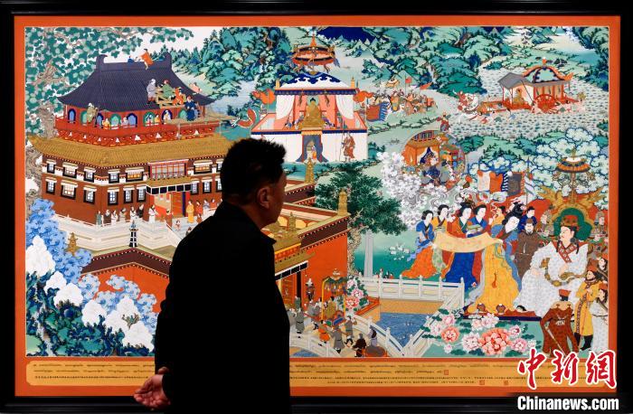 圖為5月16日，觀眾正在欣賞展覽中的新創(chuàng)唐卡作品。　李林 攝