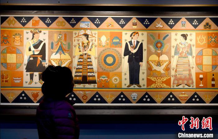 圖為5月16日，觀眾正在欣賞展覽中的新創(chuàng)唐卡作品?！±盍?攝