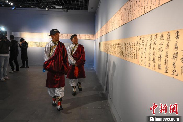 圖為學(xué)生參觀黃庭堅(jiān)書法文獻(xiàn)展。　趙朗 攝