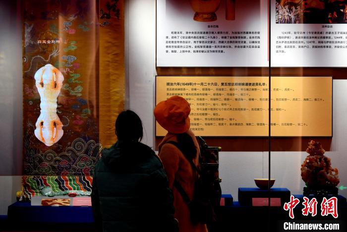 圖為5月18日，觀眾正在欣賞展覽?！±盍?攝