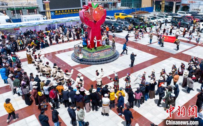 圖為“極地那曲 天際之旅”2023西藏那曲“中國旅游日”音樂美食嘉年華活動現(xiàn)場?！∧乔形幕吐糜尉止﹫D
