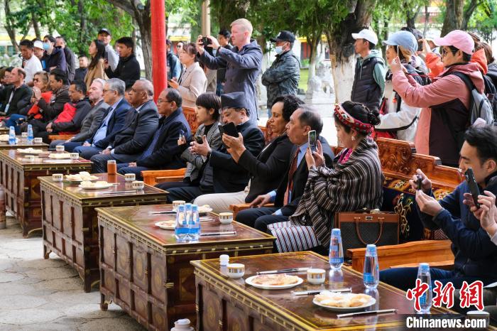 5月19日，中外嘉賓在羅布林卡和游客一起觀看藏戲。　江飛波 攝
