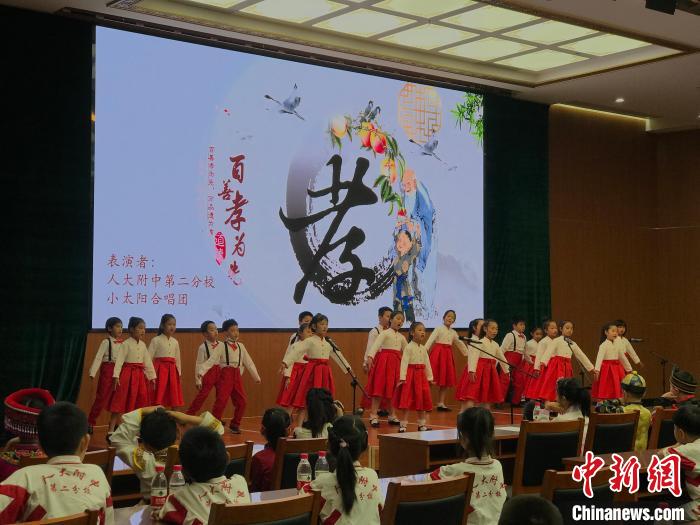 圖為中國(guó)人民大學(xué)附屬中學(xué)第二分校的小朋友們合唱?！￡惤ㄐ?攝