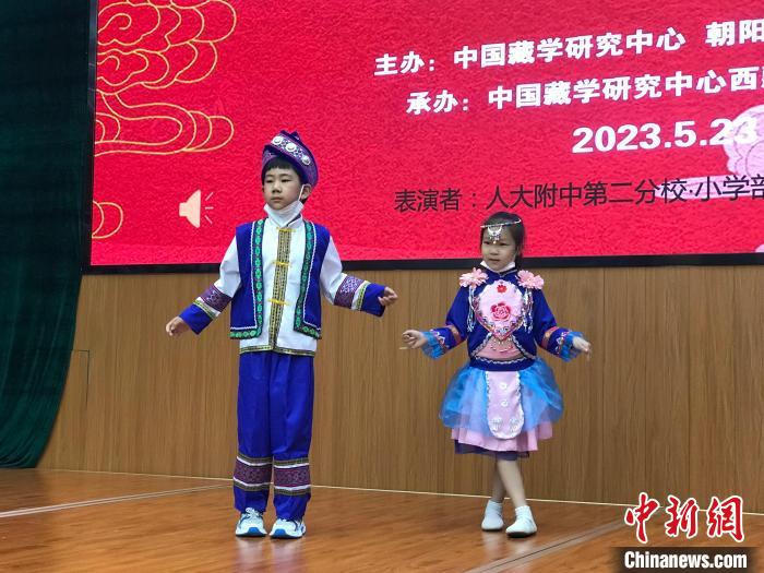 圖為中國(guó)人民大學(xué)附屬中學(xué)第二分校的小朋友們展示民族服飾。　陳建新 攝