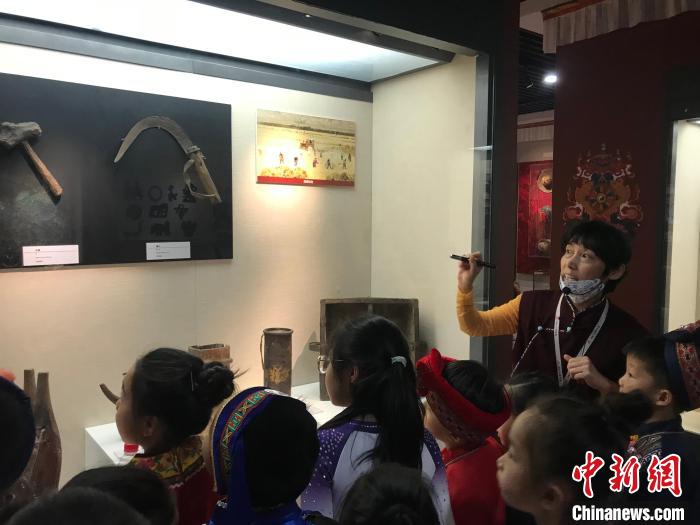圖為中國(guó)人民大學(xué)附屬中學(xué)第二分校的小朋友們參觀“雪域星光——西藏傳統(tǒng)文化藝術(shù)展”?！￡惤ㄐ?攝