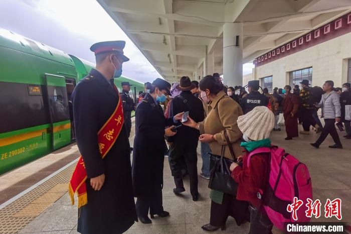 日喀則火車站工作人員引導(dǎo)乘客乘坐高原復(fù)興號。　斗山得 攝
