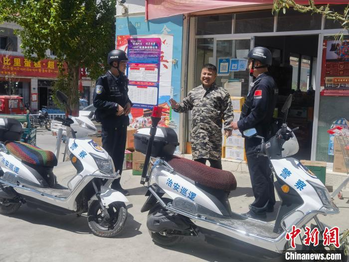 民警對(duì)轄區(qū)商鋪進(jìn)行走訪排查?！↑S創(chuàng)偉 攝