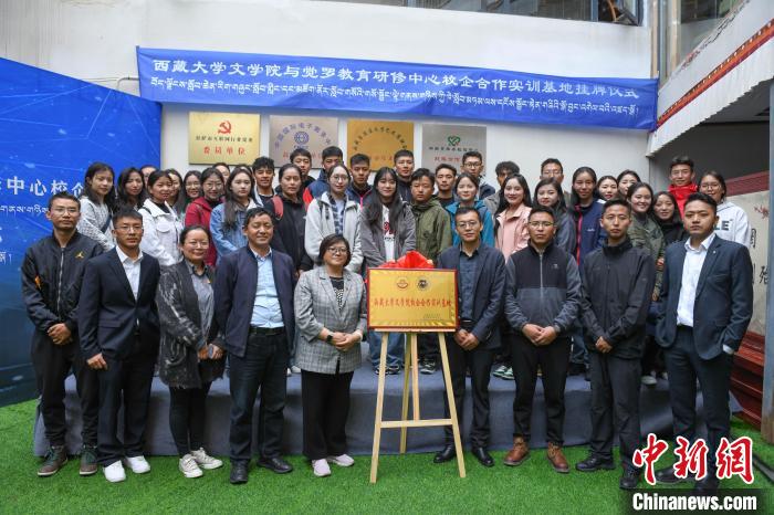 圖為揭牌儀式上合影?！∝暩聛硭?攝