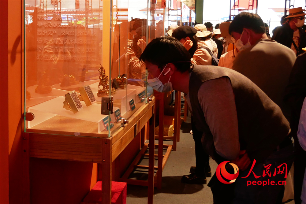 觀眾正在展區(qū)參觀。人民網(wǎng) 韋衍行攝