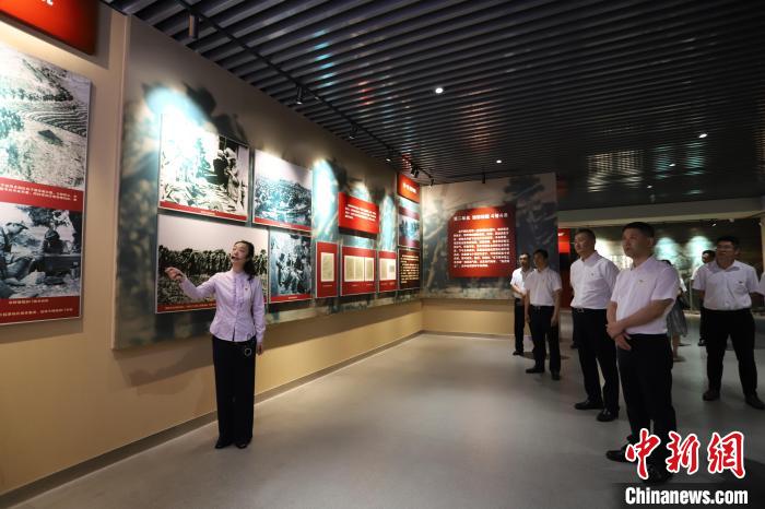 圖為西藏航空一行在臨沂市孟良崮戰(zhàn)役紀(jì)念館開展主題教育活動(dòng)?！〗?攝