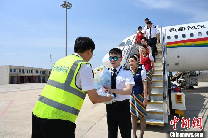 圖為機(jī)組順利抵達(dá)后獲贈(zèng)祝賀?！≮w朗 攝