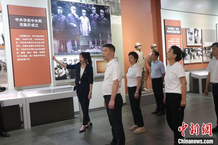 圖為西藏航空一行在臨沂市沂蒙革命紀(jì)念館開展主題教育活動(dòng)?！〗?攝