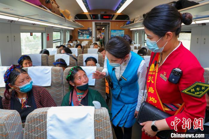 農(nóng)牧民乘坐高原復(fù)興號(hào)動(dòng)車組出行?！≈軔傁?攝