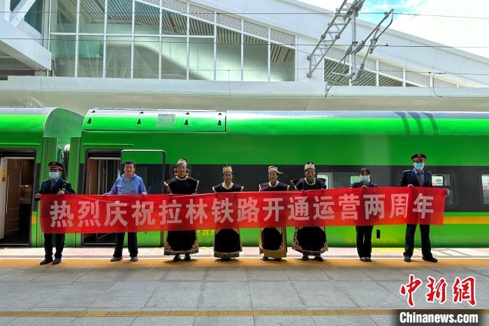 中國(guó)鐵路青藏集團(tuán)有限公司慶祝拉林鐵路開通運(yùn)營(yíng)兩周年?！±詈Ｐ?攝