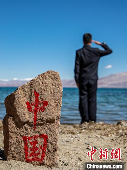 班公湖畔的“中國”標(biāo)記?！↓埿▲P 攝