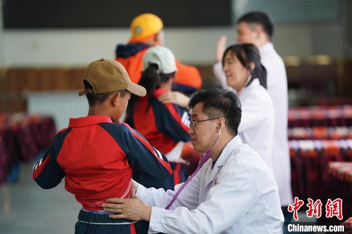 6月26日，西藏日喀則特校的孩子參加先心病篩查?！√K丹 攝