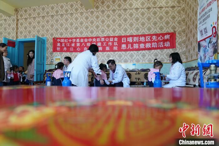 6月27日，西藏康馬縣雙語幼兒園的孩子參加先心病篩查?！√K丹 攝