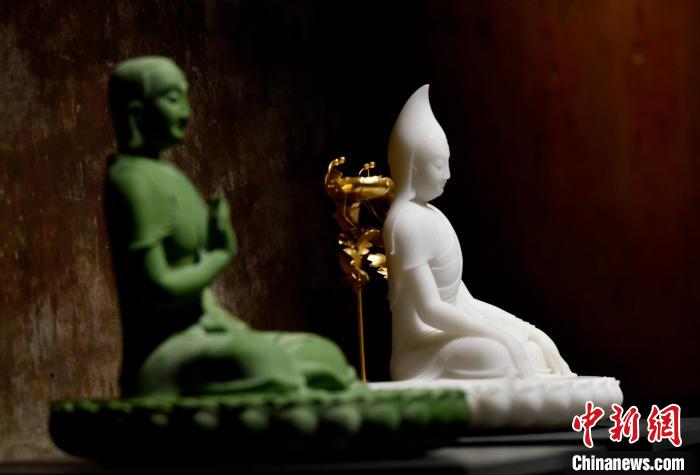 圖為展覽中圍繞西藏歷史與傳統(tǒng)創(chuàng)作的雕塑作品。　李林 攝
