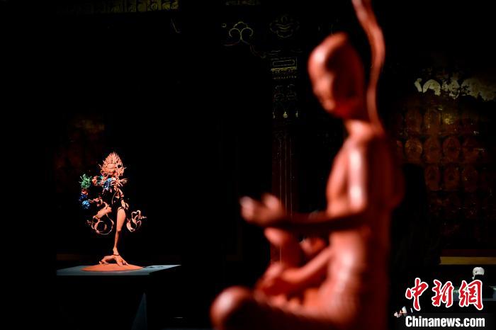 圖為展覽中圍繞西藏歷史與傳統(tǒng)創(chuàng)作的雕塑作品。　李林 攝