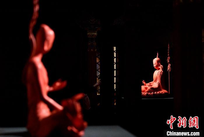 圖為展覽中圍繞西藏歷史與傳統(tǒng)創(chuàng)作的雕塑作品。　李林 攝