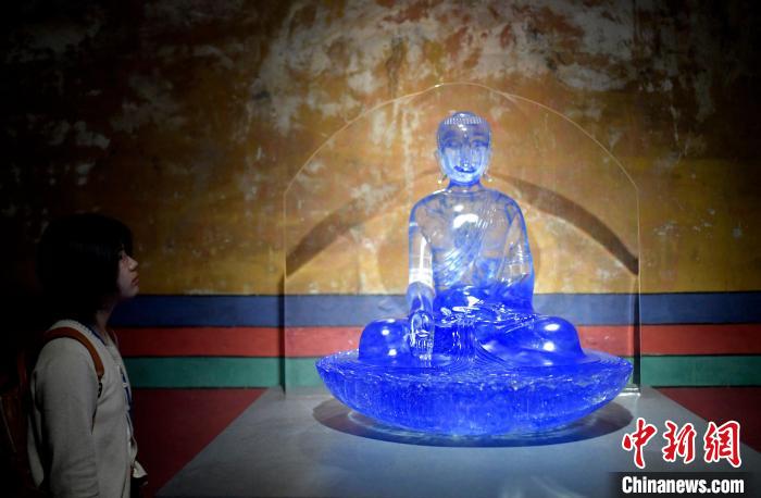 圖為觀眾正在欣賞展覽中的雕塑作品?！±盍?攝