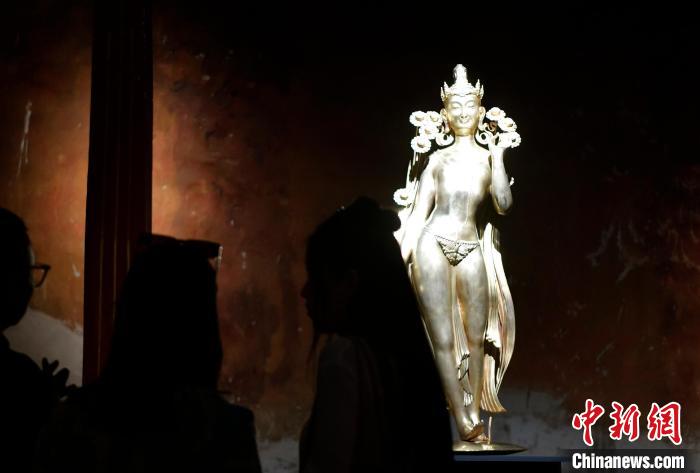 圖為觀眾正在欣賞展覽中的雕塑作品《八萬四千年》?！±盍?攝