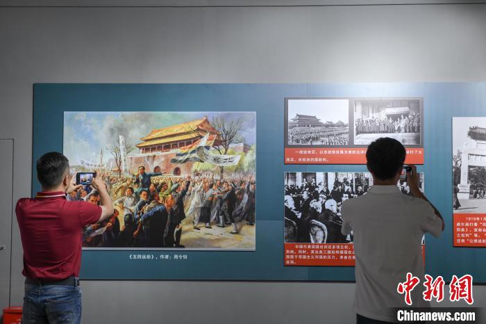 圖為市民參觀《曙光·偉業(yè)——五四運(yùn)動(dòng)與中國共產(chǎn)黨的成立》“七一”特展?！∝暩聛硭?攝