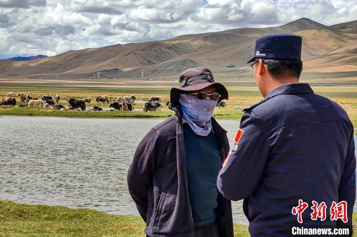 資料圖為民警何宗源在公珠湖了解牧民情況。　龍小鳳 攝