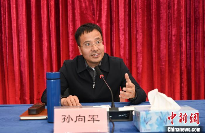 圖為西藏自治區(qū)黨委宣傳部副部長(zhǎng)、自治區(qū)社科院黨組書記孫向軍主持活動(dòng)。　趙朗 攝