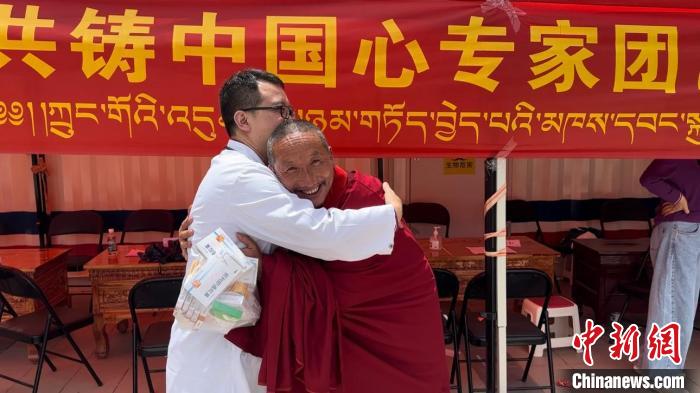 西藏自治區(qū)昌都市左貢縣田妥鎮(zhèn)義診點，一位僧人對北京京煤集團(tuán)總醫(yī)院呼吸科主任醫(yī)師陳亮表示感謝。　曹旭帆 攝