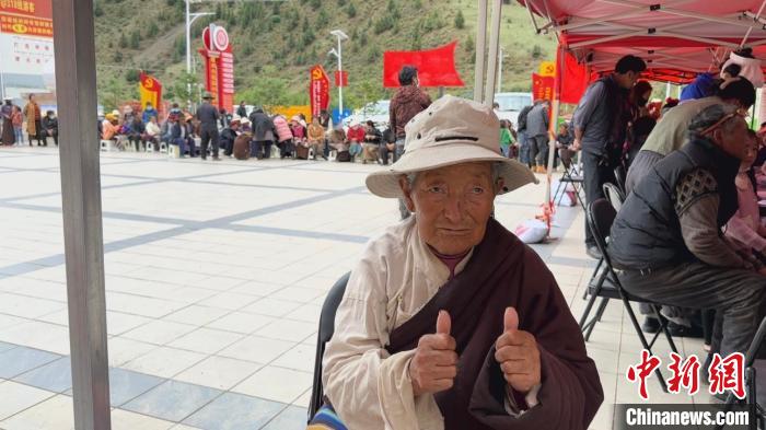 西藏自治區(qū)昌都市左貢縣田妥鎮(zhèn)義診點，藏族奶奶對義診志愿者表示肯定?！〔苄穹?攝