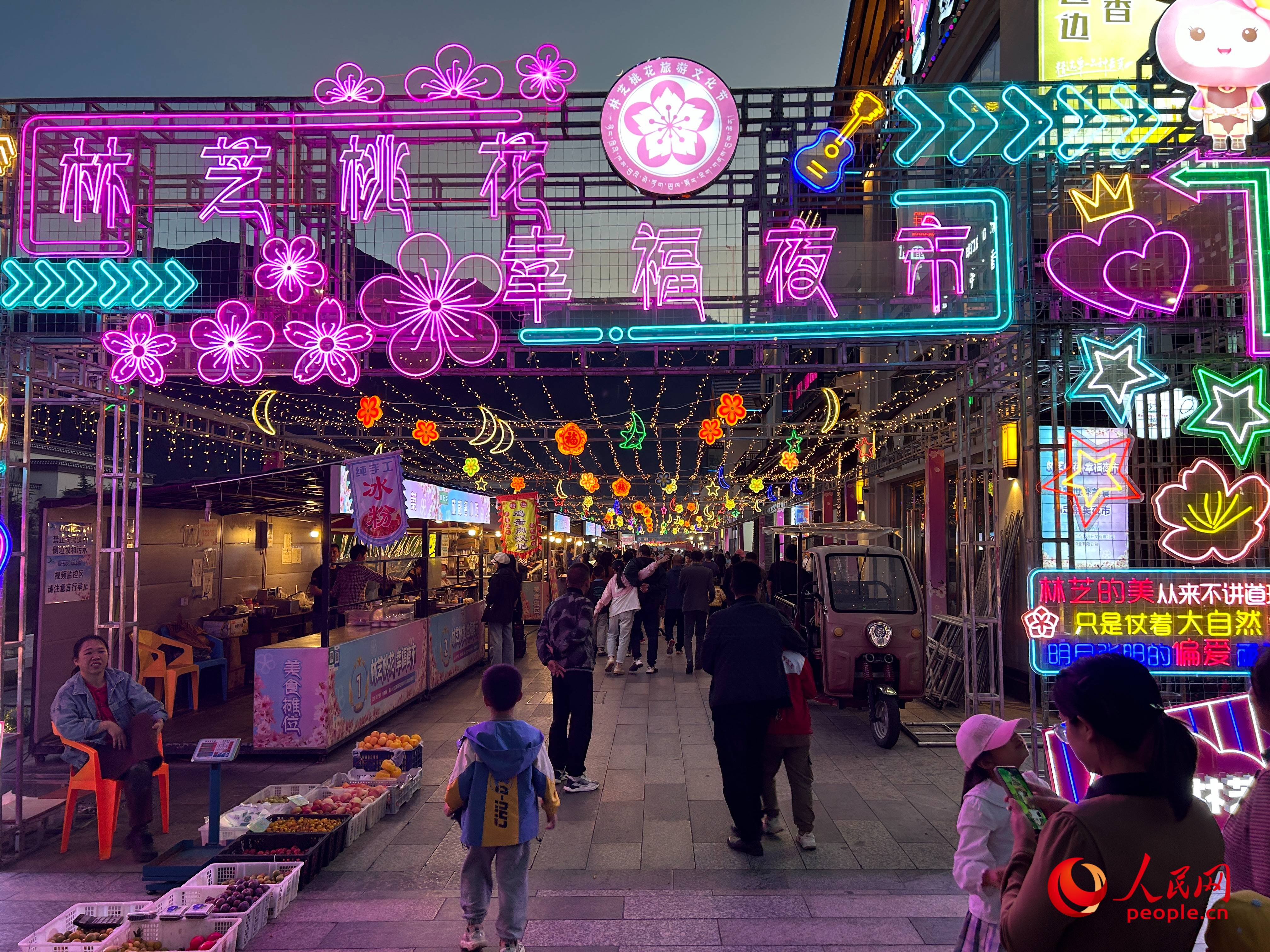 工布公園里的夜市，人來人往。人民網(wǎng) 周靜圓攝