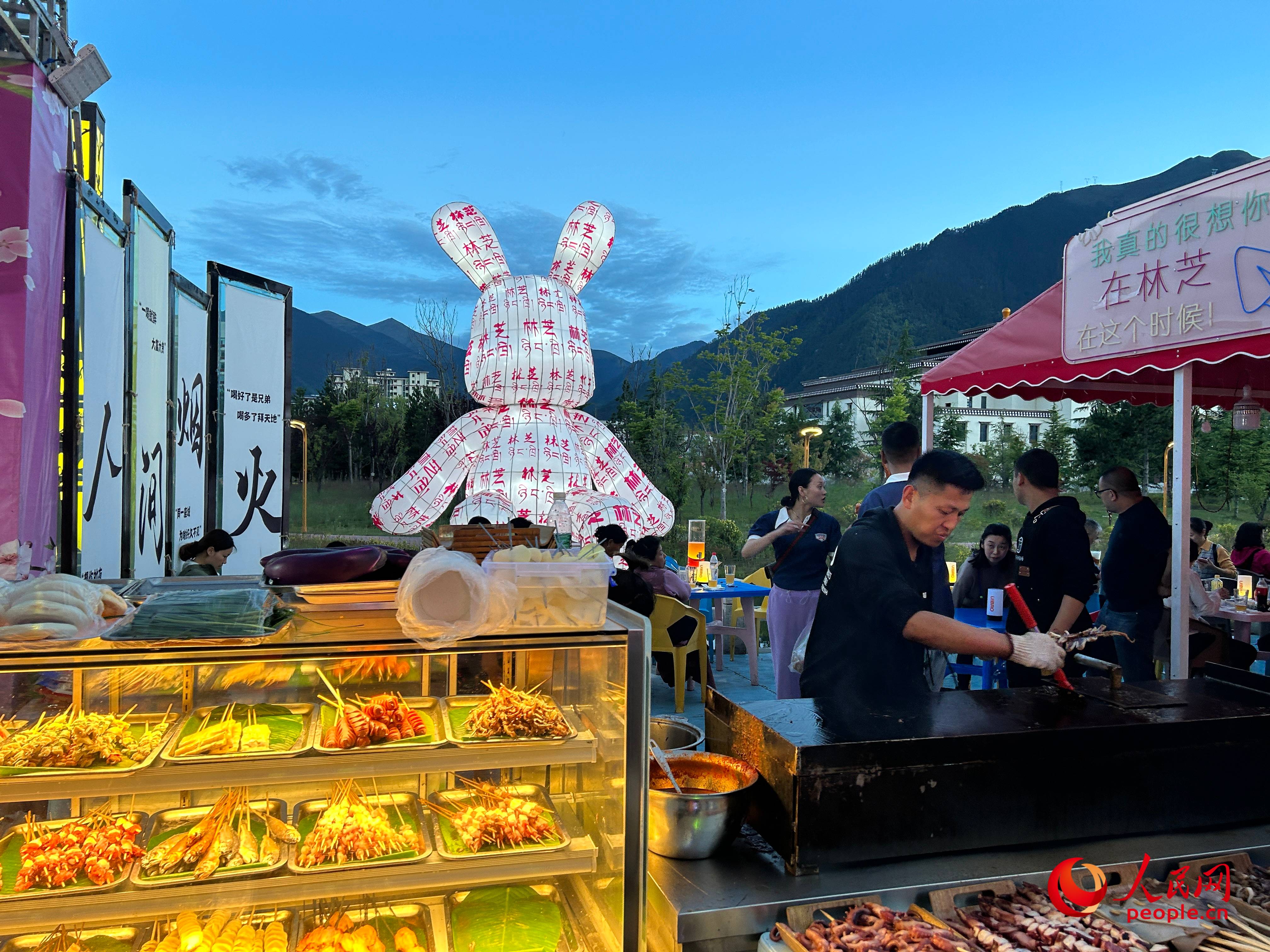 工布公園里的夜市，滿滿“煙火氣”。人民網(wǎng) 周靜圓攝