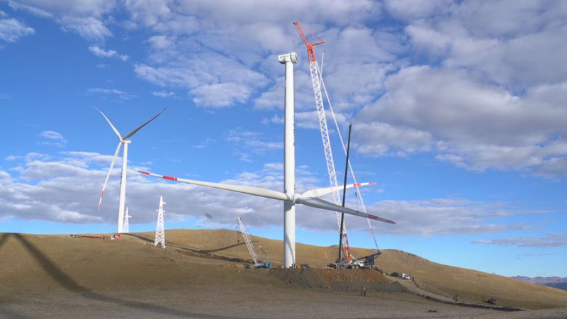 西藏措美哲古風(fēng)電場首批3.6兆瓦風(fēng)電機(jī)組吊裝。受訪者供圖