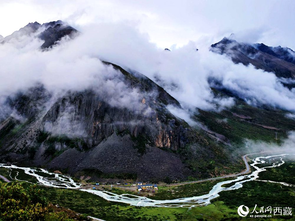 河流蜿蜒于青山間。人民網(wǎng) 李海霞攝