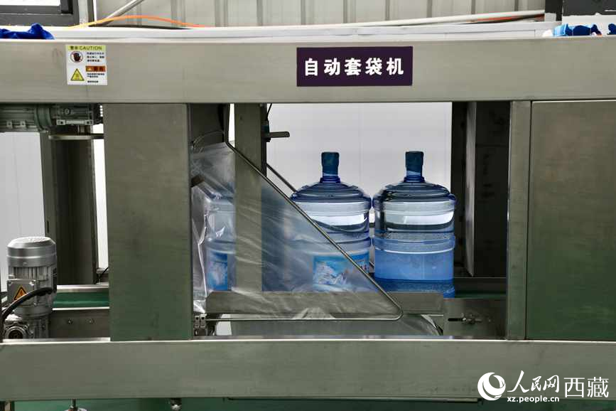 “色達(dá)牙泉”礦泉水（桶裝水）生產(chǎn)加工基地。人民網(wǎng)記者 次仁羅布攝
