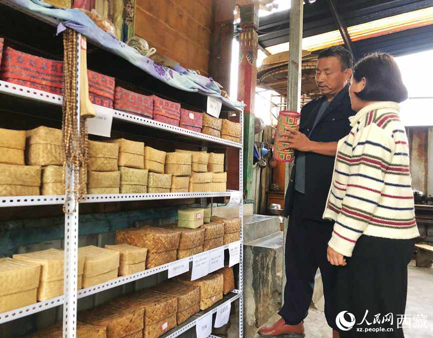 愛明（左一）給游客介紹藤竹產(chǎn)品。