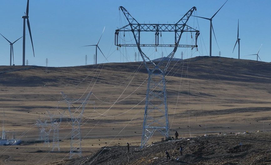那曲市色尼區(qū)國能100兆瓦風電11千伏送電工程現(xiàn)場。拉巴平措攝