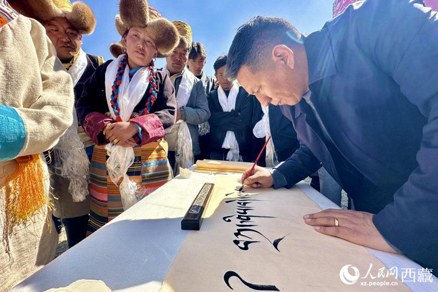 書法家為祈福一年的豐收提筆祝詞。