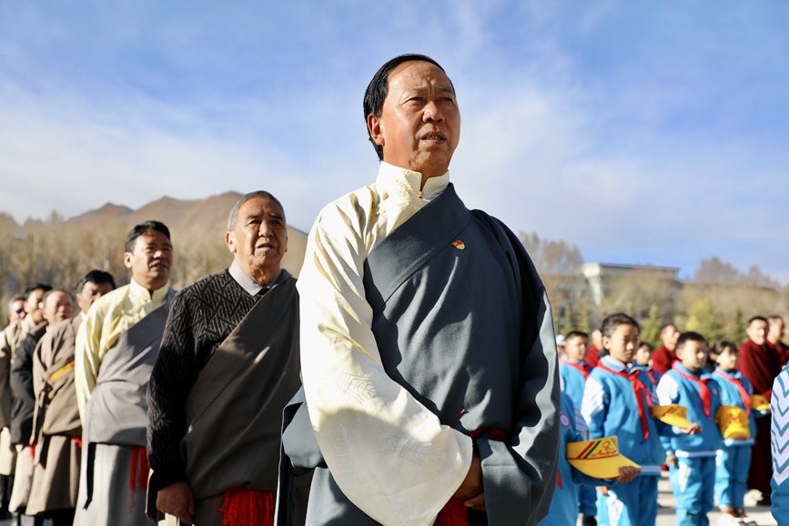 “升國旗、唱國歌”儀式現(xiàn)場。