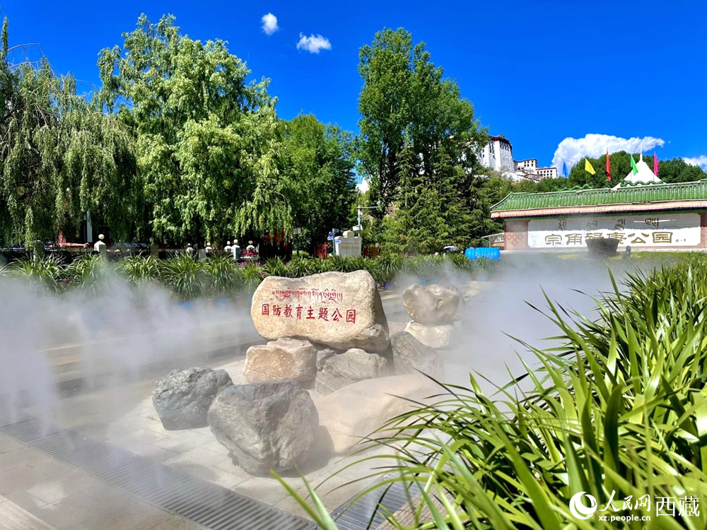 布達(dá)拉宮腳下的宗角祿康公園。