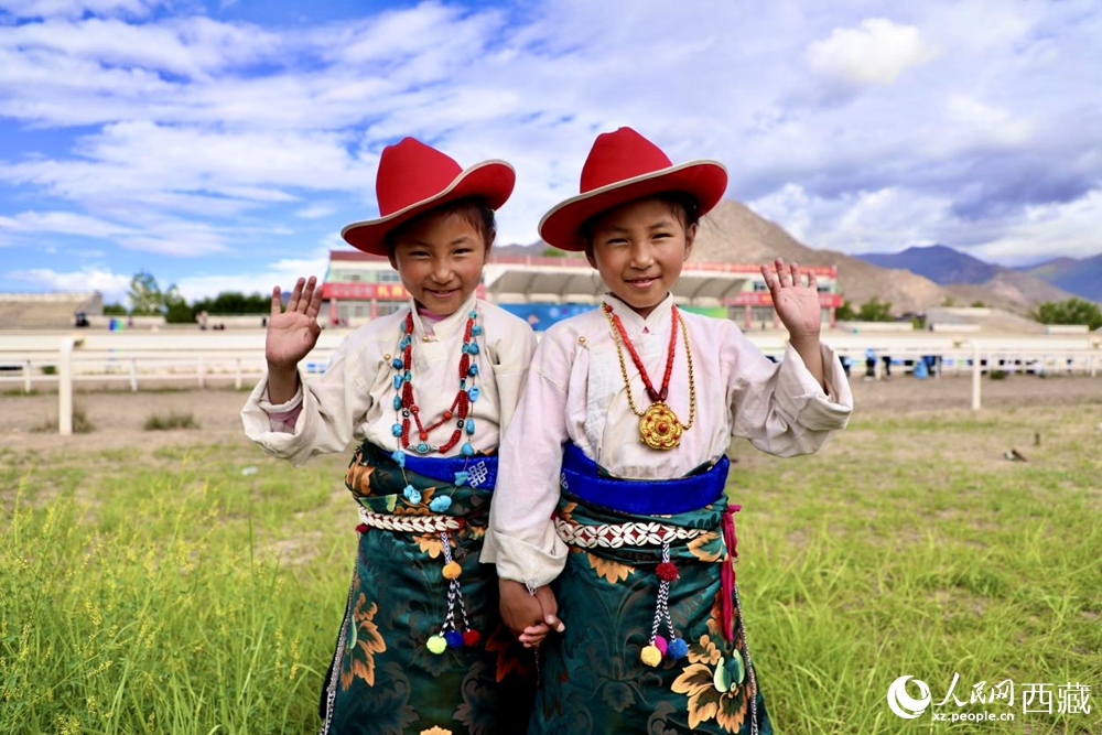 比賽現(xiàn)場(chǎng)外身著民族服飾的藏族小女孩兒。