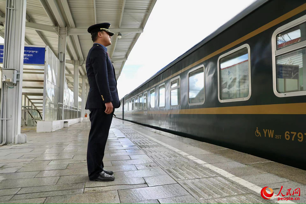 即將開往上海的列車。人民網(wǎng)記者 次仁羅布攝