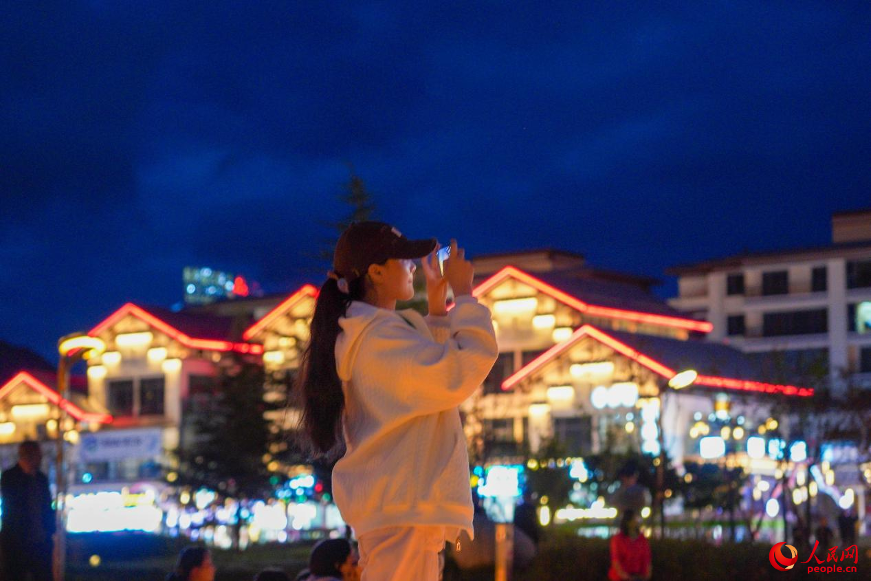 居民在西藏林芝市民族團結(jié)廣場上拍照。人民網(wǎng)記者 趙晨攝