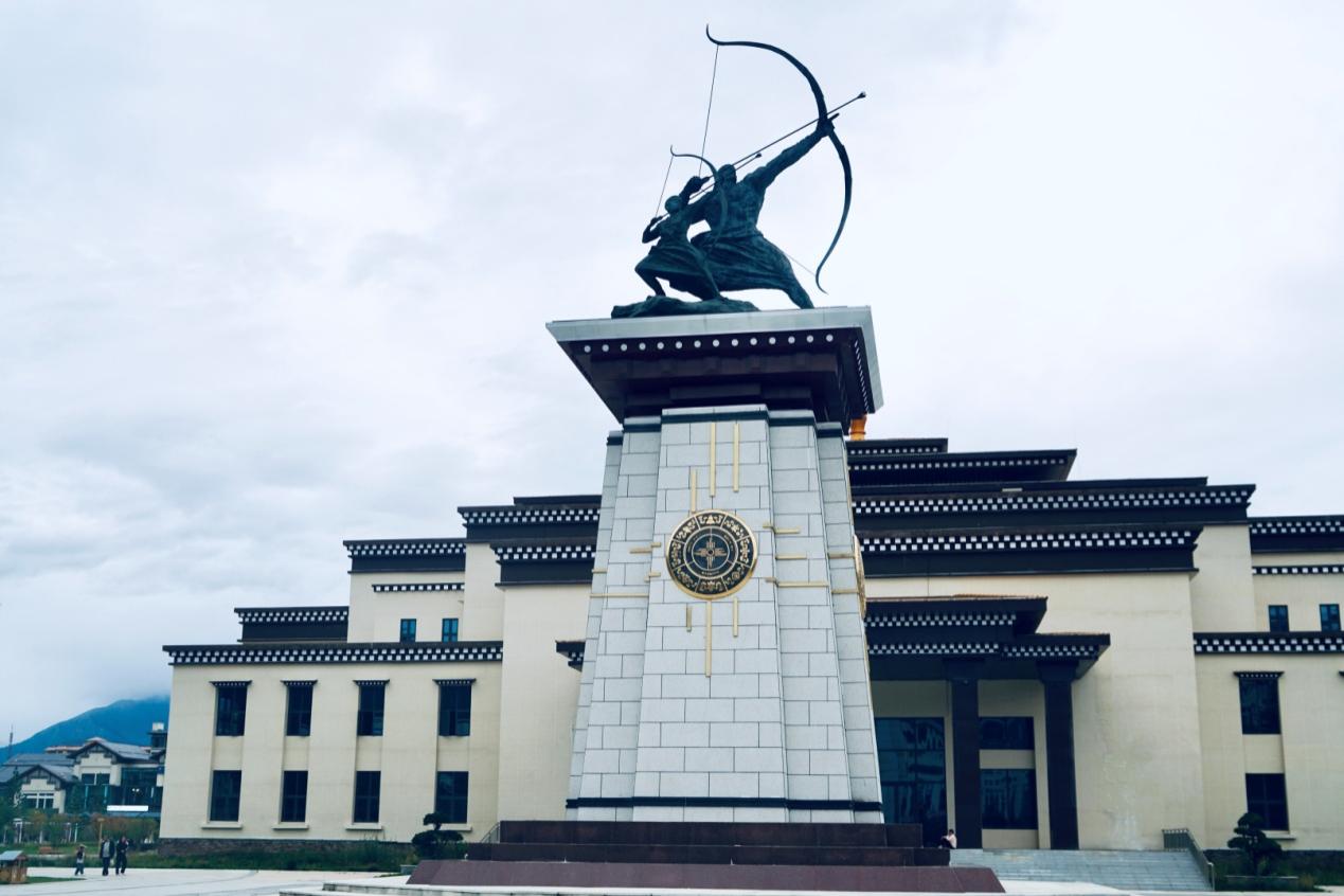 工布公園里的城市地標(biāo)雕塑——畢秀之子。人民網(wǎng)記者 益西康珠攝